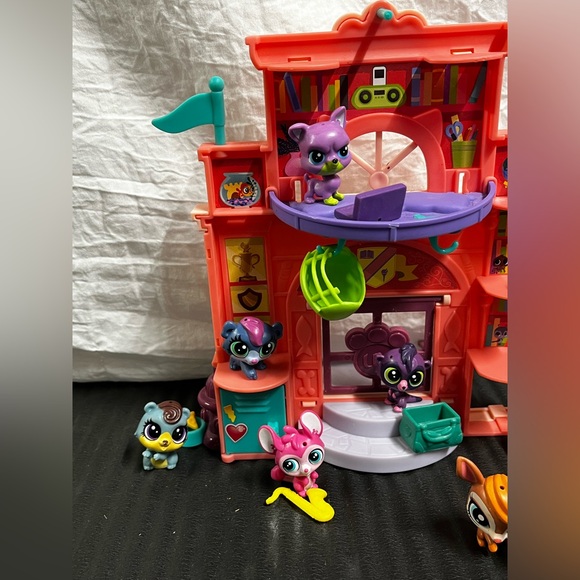 LPS Schoolhouse - Lot of 8 Pets + Accessories - Picture 2 of 8